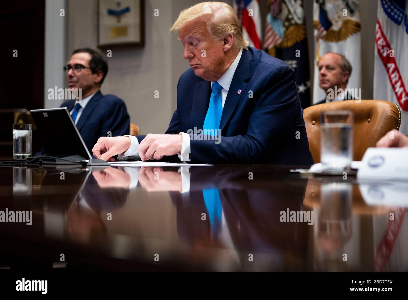 Il presidente degli Stati Uniti Donald J. Trump fa delle osservazioni mentre partecipa a un aggiornamento di rilievo di piccola impresa, martedì 7 aprile 2020. Il presidente Trump ha annunciato a marzo che alle aziende colpite dal coronavirus verranno concessi altri 50 miliardi di dollari in prestiti a basso interesse garantiti a livello federale dalla Small Business Administration. Credito: Doug Mills/Pool via CNP /MediaPunch Foto Stock