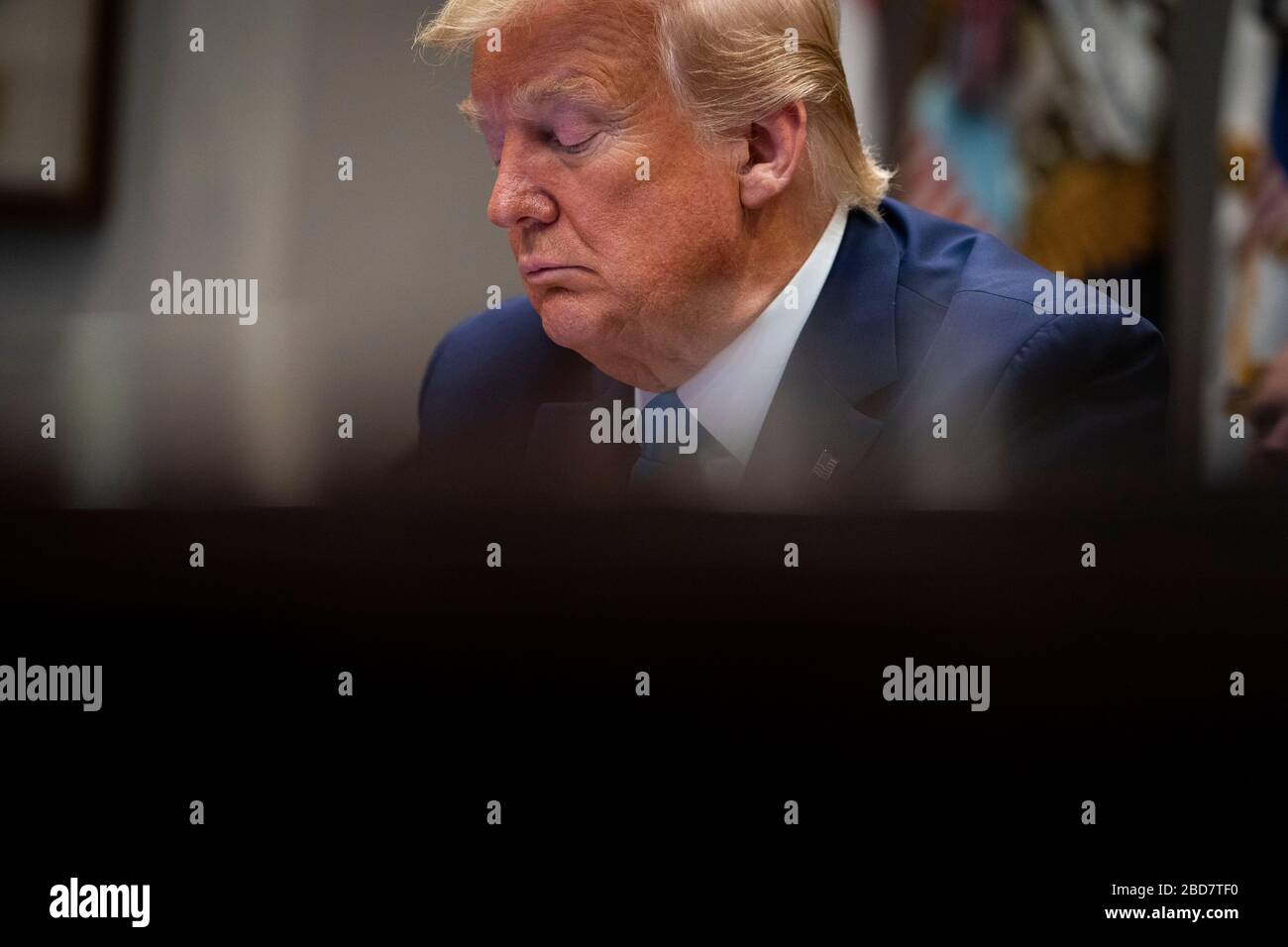 Il presidente degli Stati Uniti Donald J. Trump fa delle osservazioni mentre partecipa a un aggiornamento di rilievo di piccola impresa, martedì 7 aprile 2020. Il presidente Trump ha annunciato a marzo che alle aziende colpite dal coronavirus verranno concessi altri 50 miliardi di dollari in prestiti a basso interesse garantiti a livello federale dalla Small Business Administration. Credito: Doug Mills/Pool via CNP /MediaPunch Foto Stock