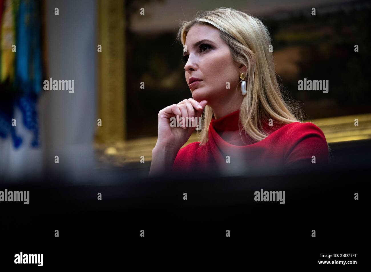 La prima figlia e consigliere del presidente Ivanka Trump ascolta il presidente degli Stati Uniti Donald J. Trump mentre fa le sue osservazioni durante un aggiornamento di Soccorso per le piccole imprese, martedì 7 aprile 2020. Il presidente Trump ha annunciato a marzo che alle aziende colpite dal coronavirus verranno concessi altri 50 miliardi di dollari in prestiti a basso interesse garantiti a livello federale dalla Small Business Administration. Credito: Doug Mills/Pool via CNP /MediaPunch Foto Stock