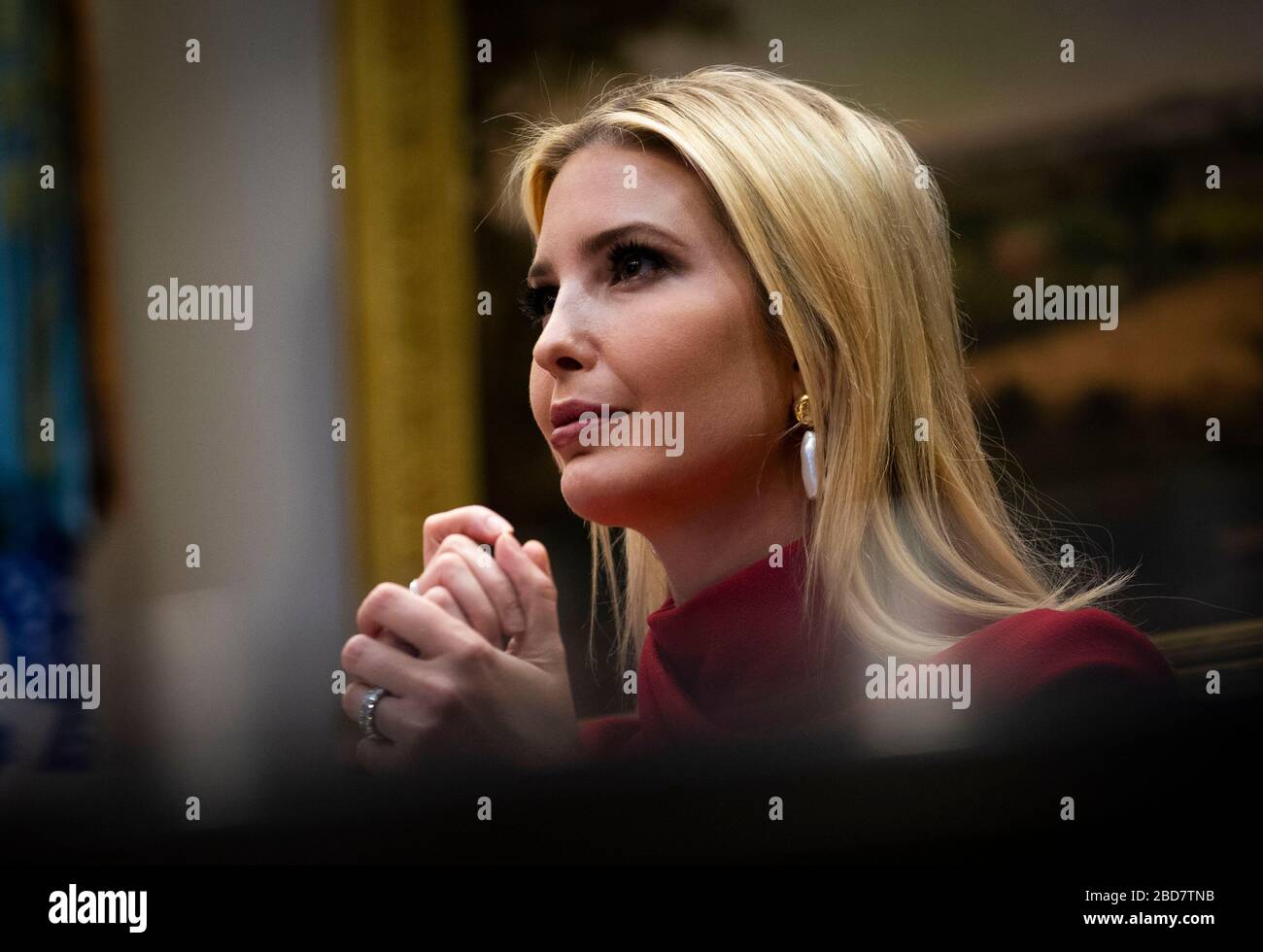 La prima figlia e consigliere del presidente Ivanka Trump ascolta il presidente degli Stati Uniti Donald J. Trump mentre fa le sue osservazioni durante un aggiornamento di Soccorso per le piccole imprese, martedì 7 aprile 2020. Il presidente Trump ha annunciato a marzo che alle aziende colpite dal coronavirus verranno concessi altri 50 miliardi di dollari in prestiti a basso interesse garantiti a livello federale dalla Small Business Administration. Credito: Doug Mills/Pool via CNP /MediaPunch Foto Stock