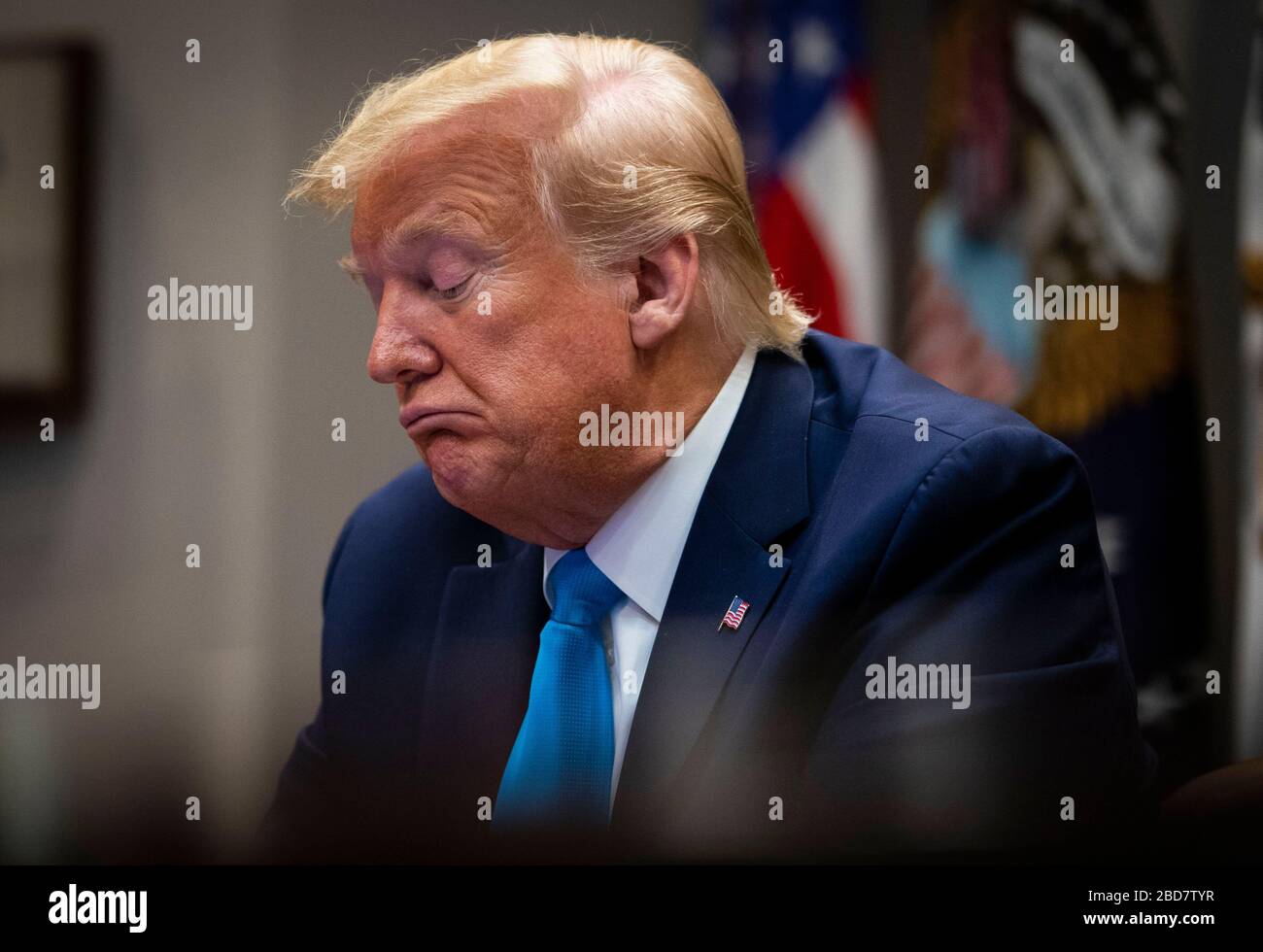 Il presidente degli Stati Uniti Donald J. Trump fa delle osservazioni mentre partecipa a un aggiornamento di rilievo di piccola impresa, martedì 7 aprile 2020. Il presidente Donald Trump ha annunciato a marzo che alle società colpite dal coronavirus verranno concessi altri 50 miliardi di dollari in prestiti a basso interesse garantiti a livello federale dalla Small Business Administration.Credit: Doug Mills/Pool tramite CNP /MediaPunch Foto Stock