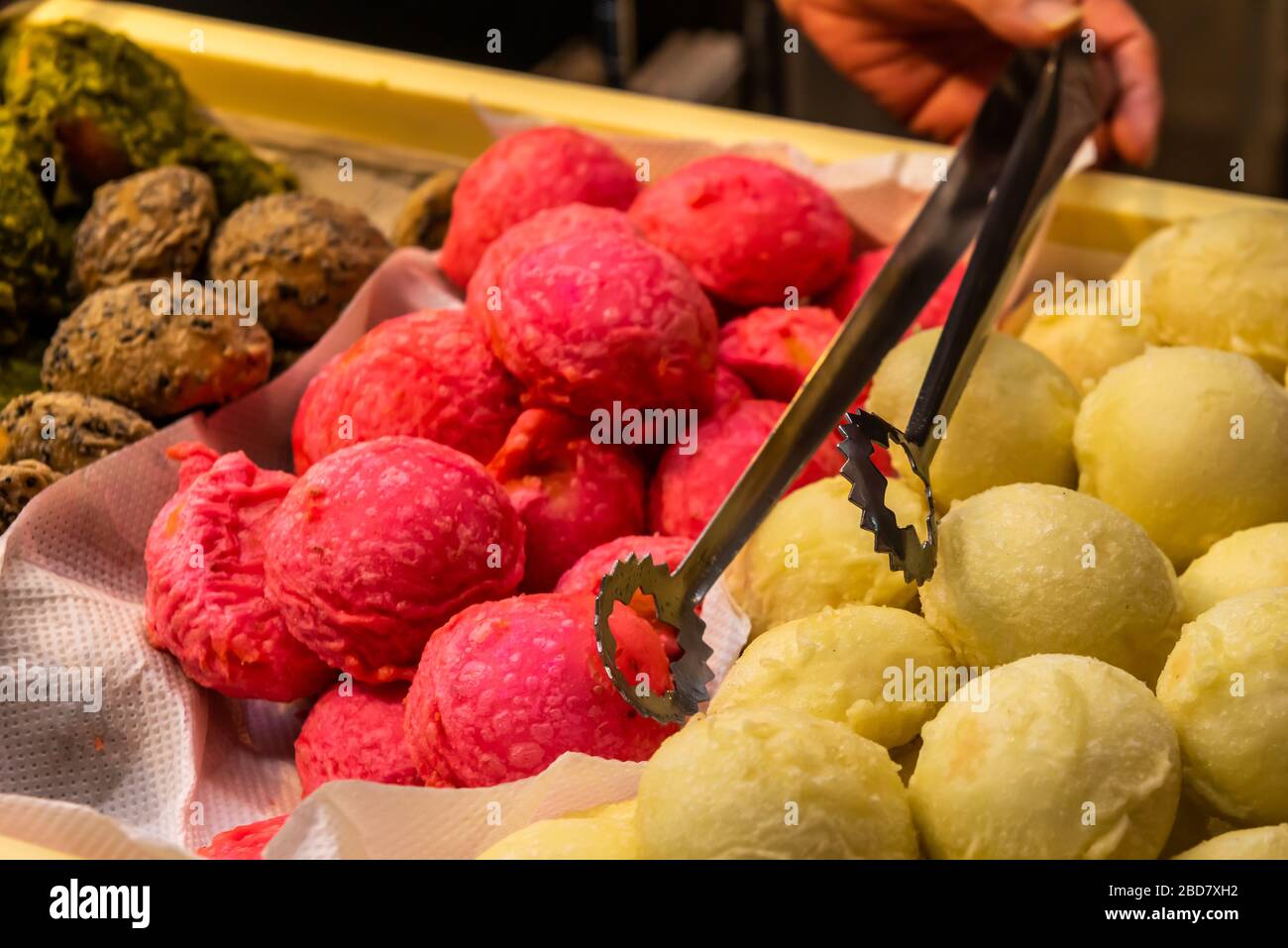 Tokyo, Giappone: 24 ottobre 2019: Strade, cibo, spuntini e dolci ad Asakusa, vicino al tempio senso-ji Foto Stock