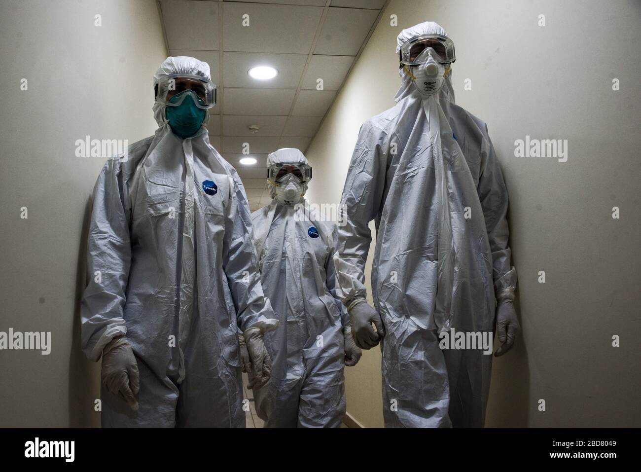 Douris, Libano, 7 aprile 2020. Personale di prima linea del COVID Ward A presso il nuovo impianto di trattamento del coronavirus dell'ospedale universitario di Dar al Amal. Attualmente si prendono cura di cinque pazienti, due in terapia intensiva. Elizabeth Fitt Credit: Elizabeth Fitt/Alamy Live News Foto Stock