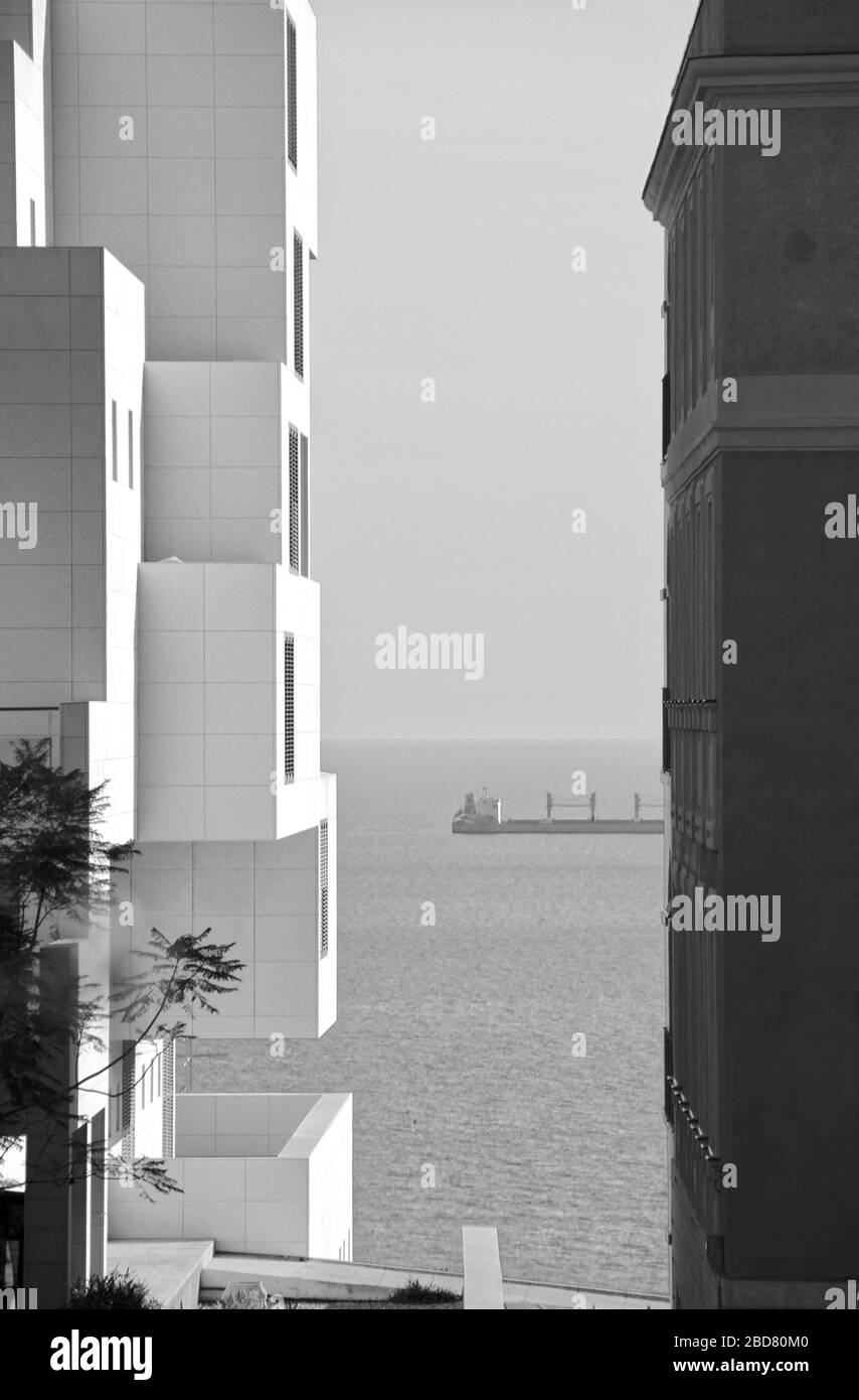 Due case moderne e una barca nel mezzo Foto Stock