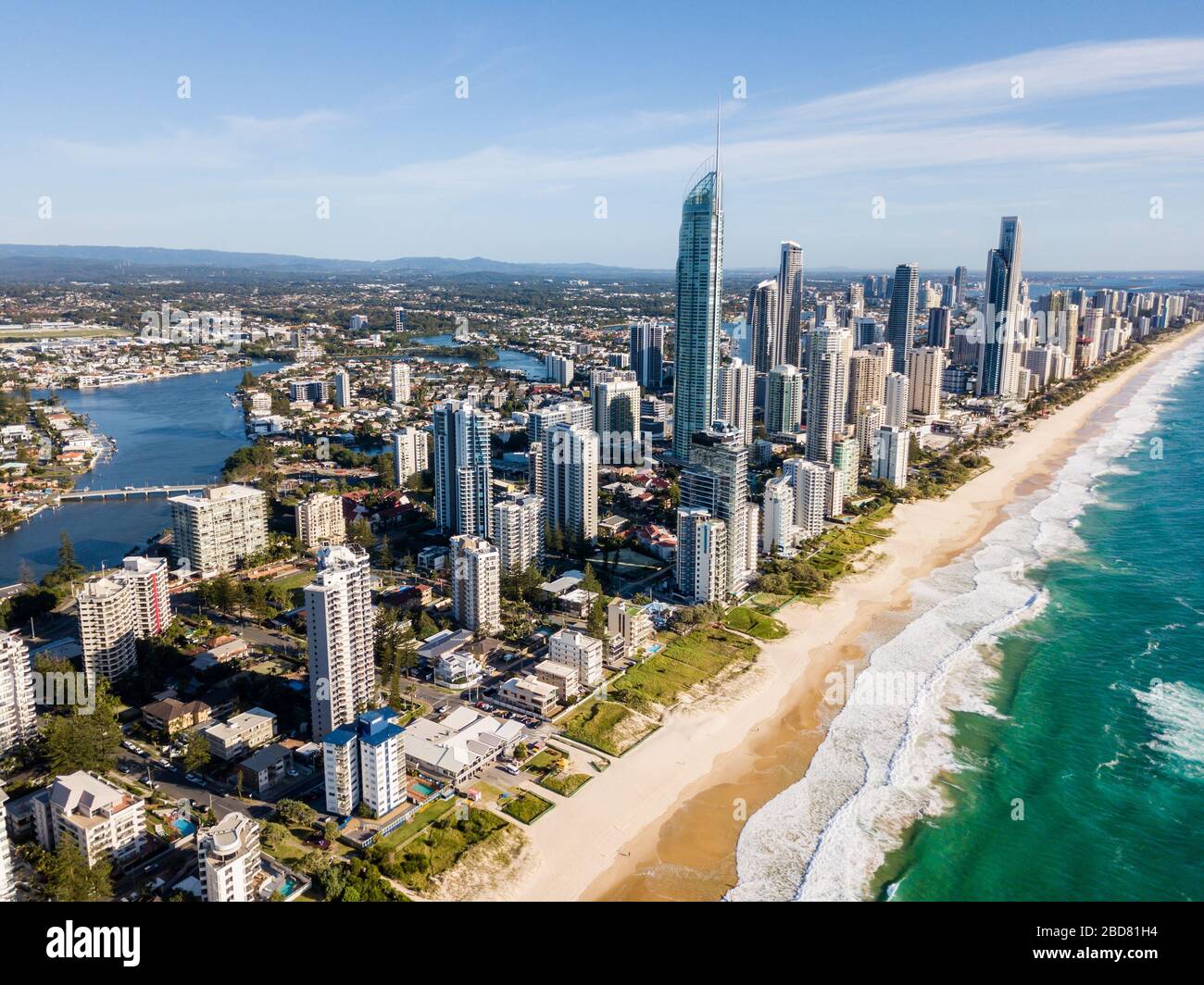 Surfers Paradise vista aerea della costa sulla Gold Coast, una delle migliori destinazioni balneari dell'Australia Foto Stock