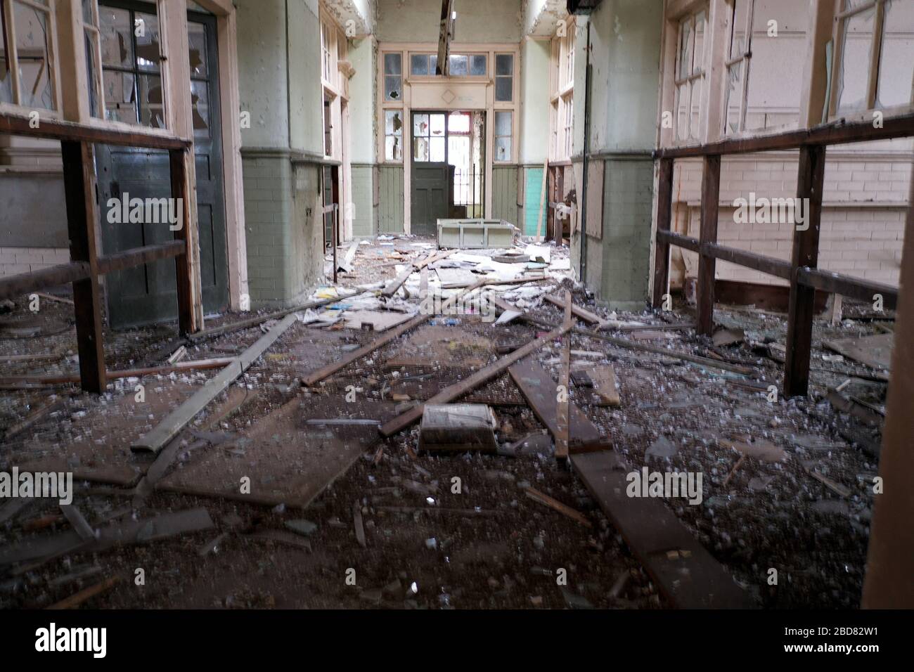Interno di vecchio edificio derelict scuola Foto Stock