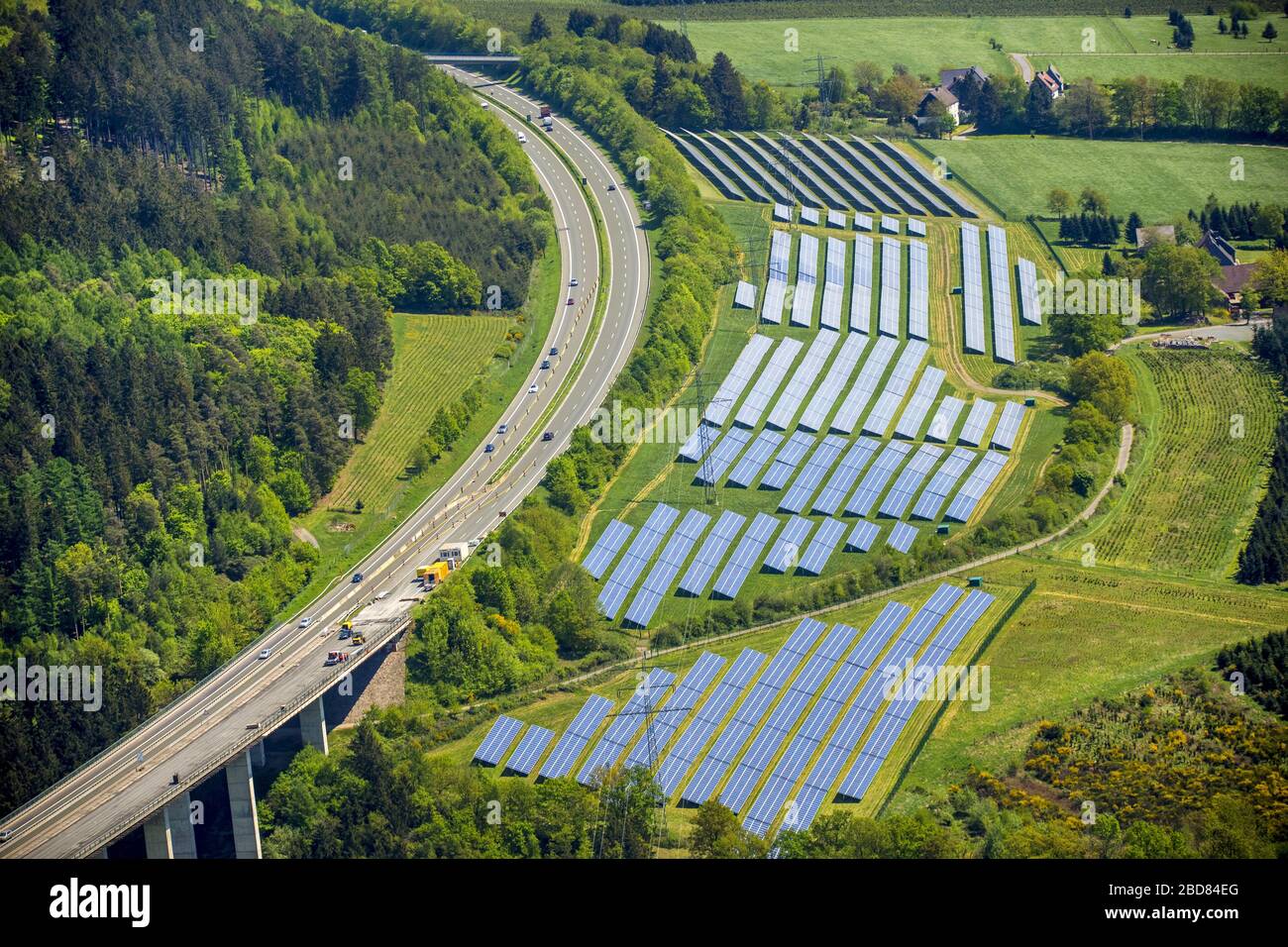 , solarpark Stockhausen all'autostrada A46, 13.05.2015, vista aerea, Germania, Renania Settentrionale-Vestfalia, Sauerland, Meschede Foto Stock
