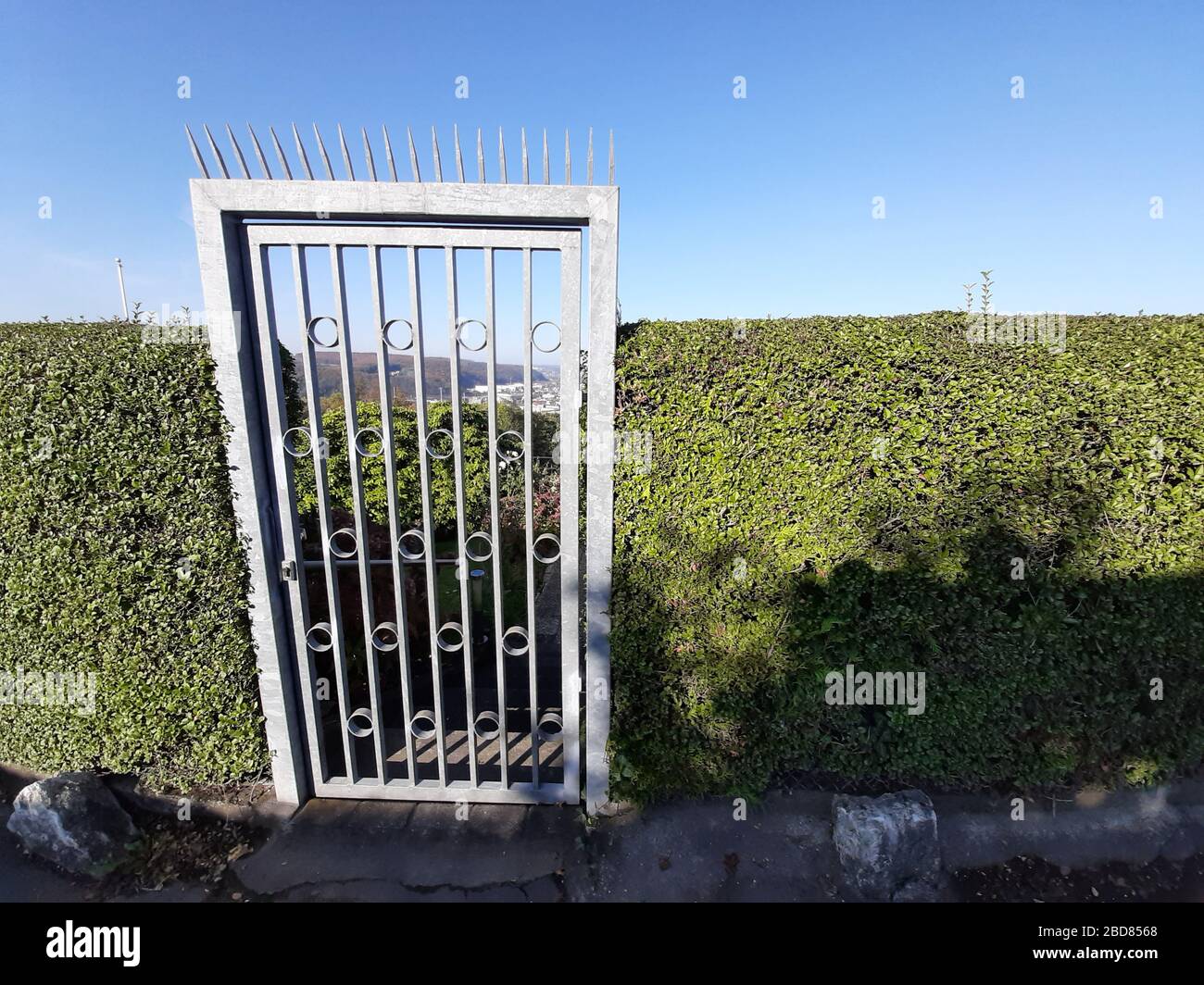 Allotment giardino - massiccio cancello d'acciaio con picchi contro l'ingresso non autorizzato, Germania Foto Stock