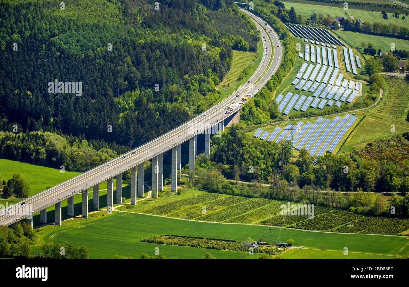 , solarpark Stockhausen all'autostrada A46, 13.05.2015, vista aerea, Germania, Renania Settentrionale-Vestfalia, Sauerland, Meschede Foto Stock