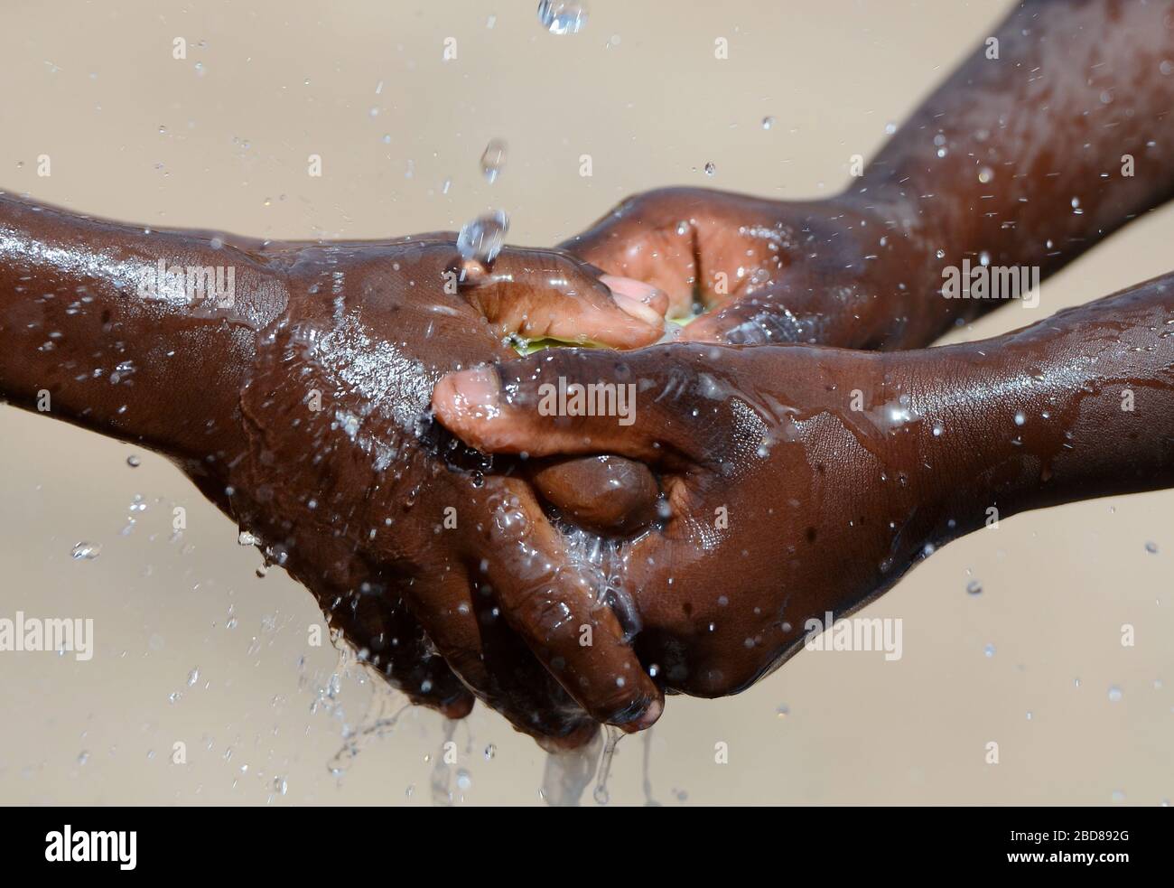 Lavare le mani pulite con acqua e sapone per evitare la diffusione di virus o batteri Coronavirus Foto Stock