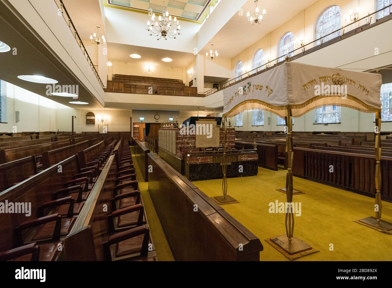 Chuppah si prepara per un matrimonio ebraico, Sinagoga Centrale unita Foto Stock