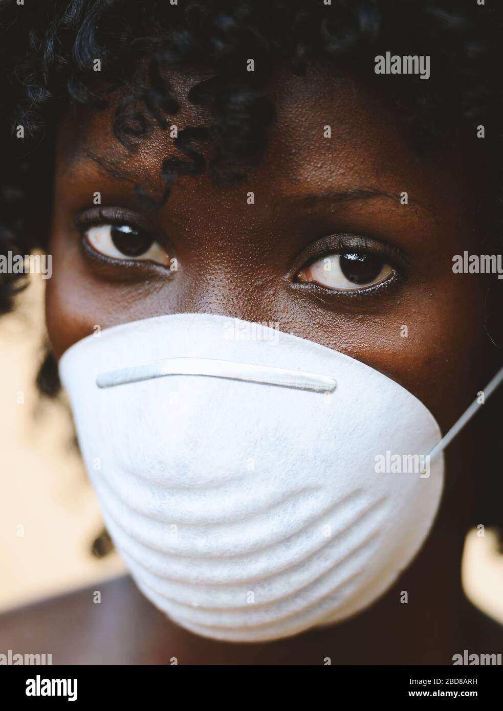 Bella African Woman Student posa con maschera di Virus per proteggersi Foto Stock