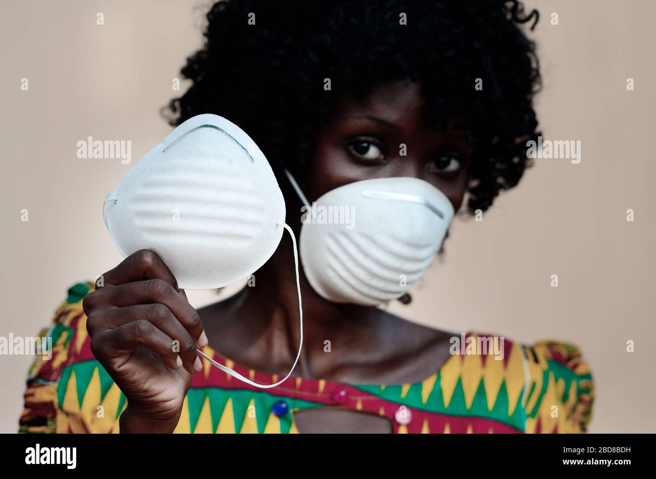 Giovane e gorgeous African Woman Nurse Doctor indossare una maschera viso prevenzione da epidemia di virus Foto Stock