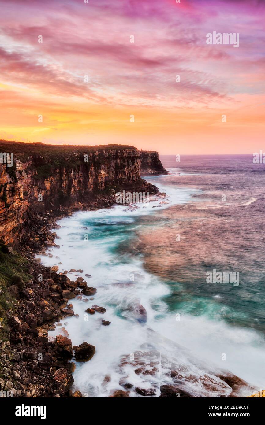 Tramonto panoramico e luminoso sull'orizzonte dell'oceano Pacifico dal punto di osservazione sulla North Head della costa di Sydney. Foto Stock