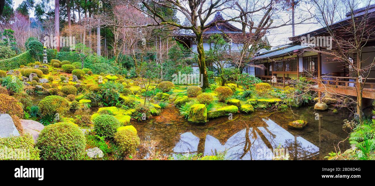 Verde ornamentale tradizionale giardino giapponese con piccolo stagno e gallerie in stile tradizionale. Villaggio di Ohara vicino a Kyoto. Foto Stock
