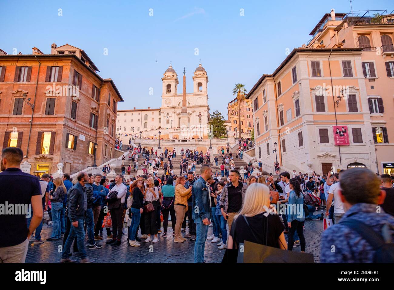 Overtourism, turismo di massa, folla dei turisti a Piazza di Spagna ai piedi della scalinata di Piazza di Spagna, Roma, Italia. Foto Stock