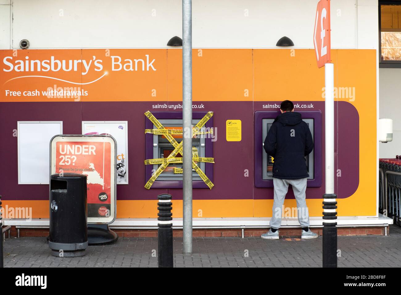 Uno dei due distributori automatici di cassa di un supermercato di oxford ha chiuso per imporre le distanze sociali durante l'epidemia di coronavirus (Covid-19), aprile 2020 Foto Stock