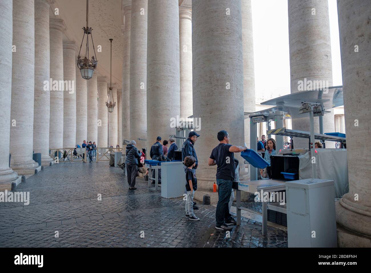 Turisti che attraversano il checkpoint di sicurezza della Basilica di San Pietro, Città del Vaticano, Roma, Italia. Foto Stock