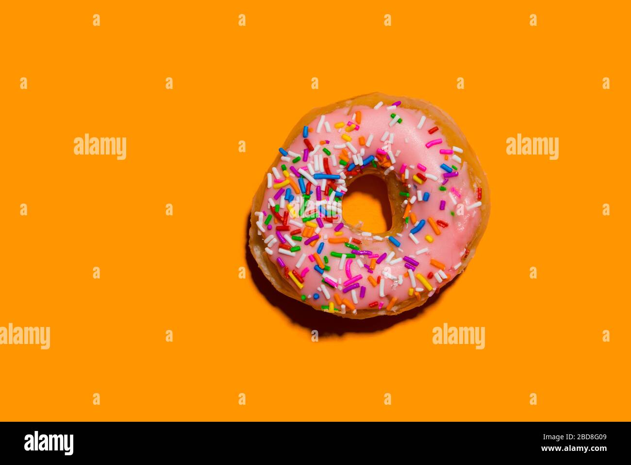 Ciambella su sfondo giallo Foto Stock
