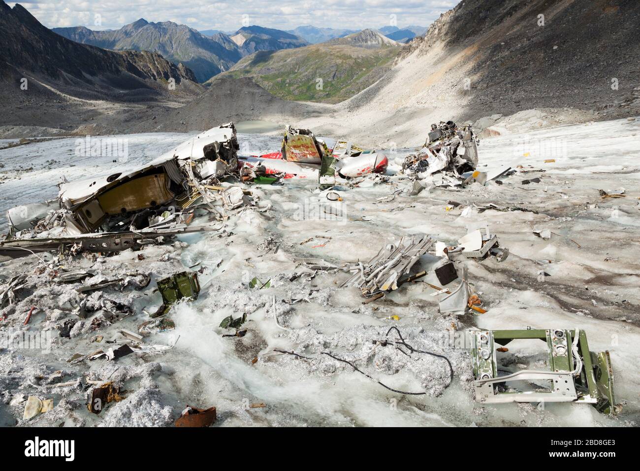 Il relitto di un aereo militare sul Ghiacciaio Bomber, Talkeetna Mountains, Alaska. Un TB-29 Superfortress (formatore B-29 bomber) si è schiantato qui in 1957 duri Foto Stock