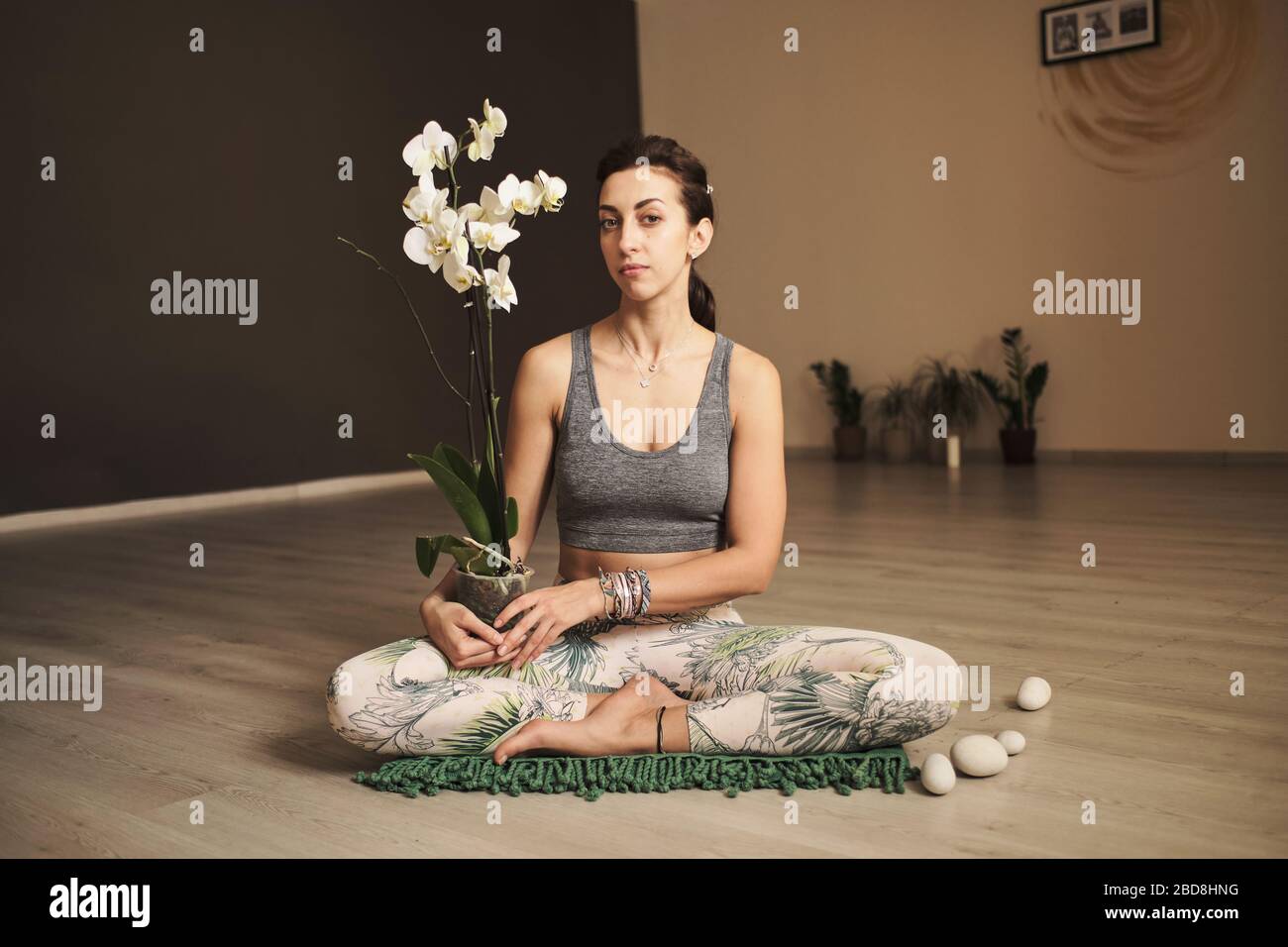 giovane donna 30 anni con fiori e vasi da fiori Foto Stock