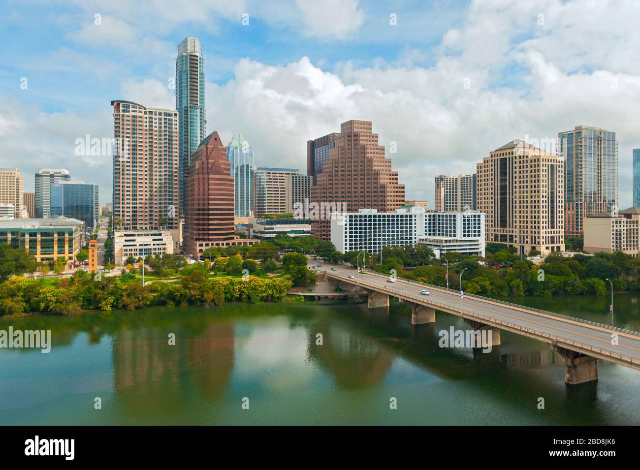 Austin, lo skyline del Texas con il Lady Bird Lake e il ponte di Congress Avenue Foto Stock