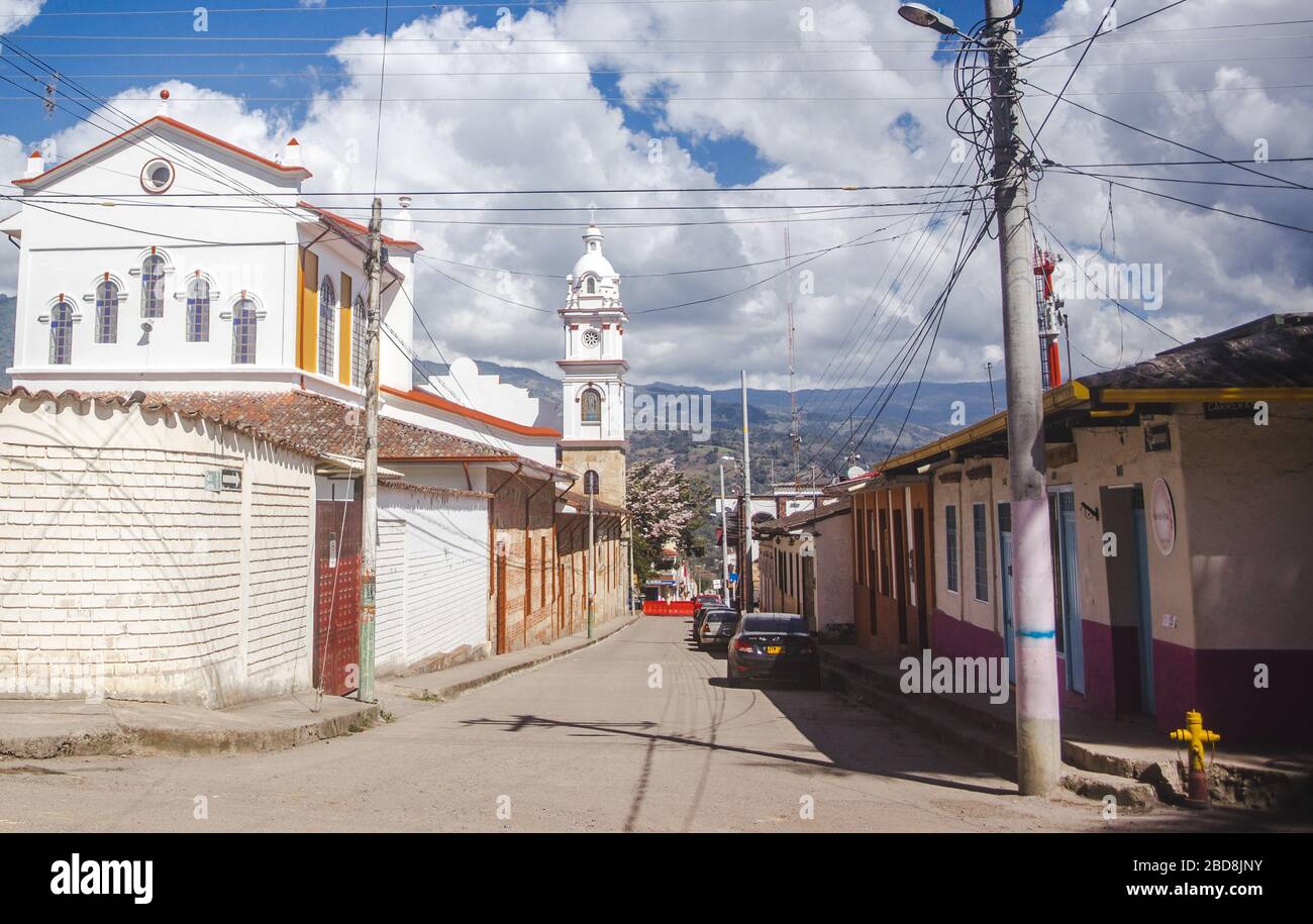 Strade polverose della tipica cittadina di pueblo Choachi, a un'ora da Bogotá, la capitale della Colombia Foto Stock