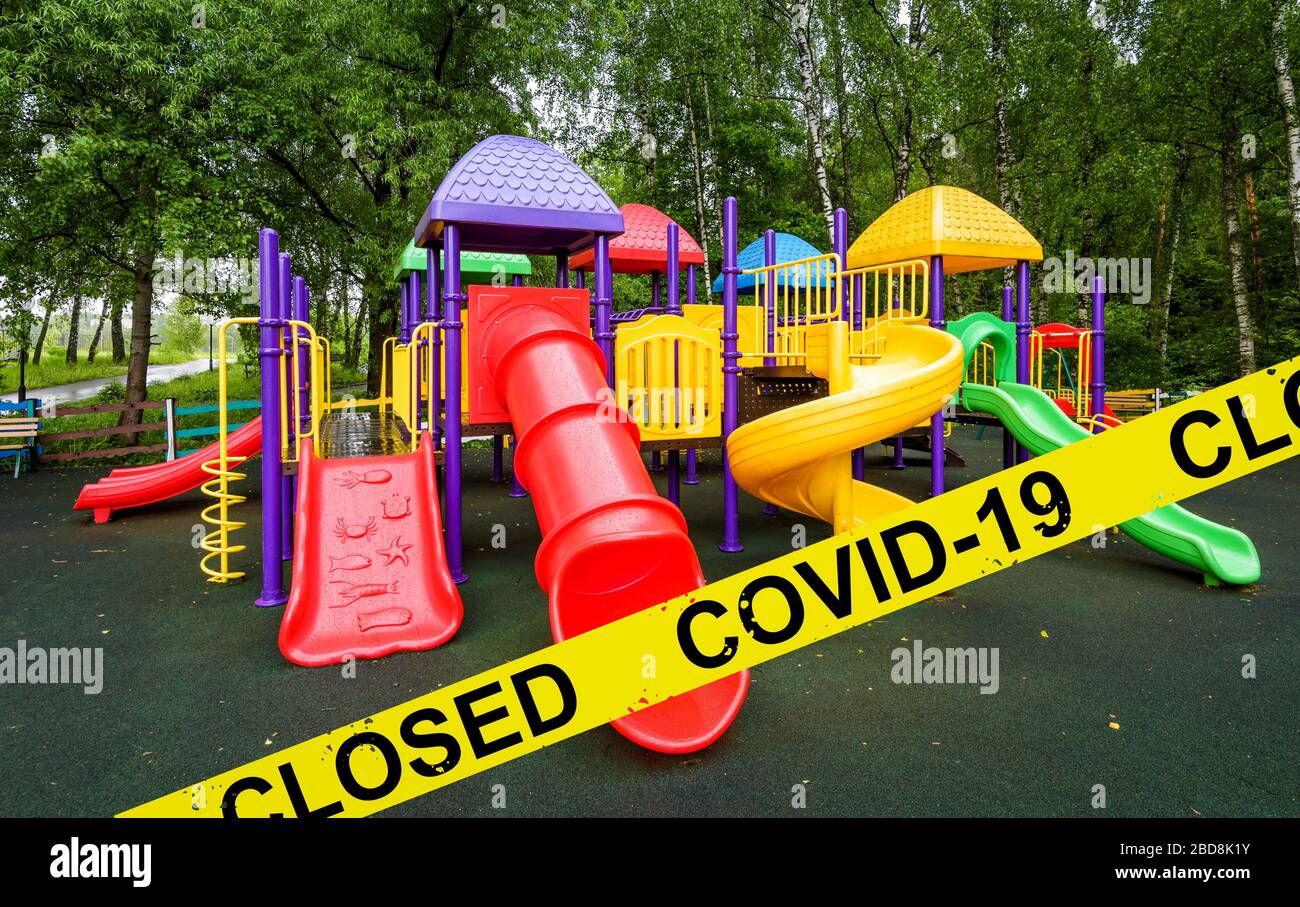 Il parco giochi per bambini è chiuso a causa della malattia da coronavirus COVID-19. SARS-cov-2 focolaio di virus corona, i paesi impongono quarantena e restrizioni al movimento Foto Stock