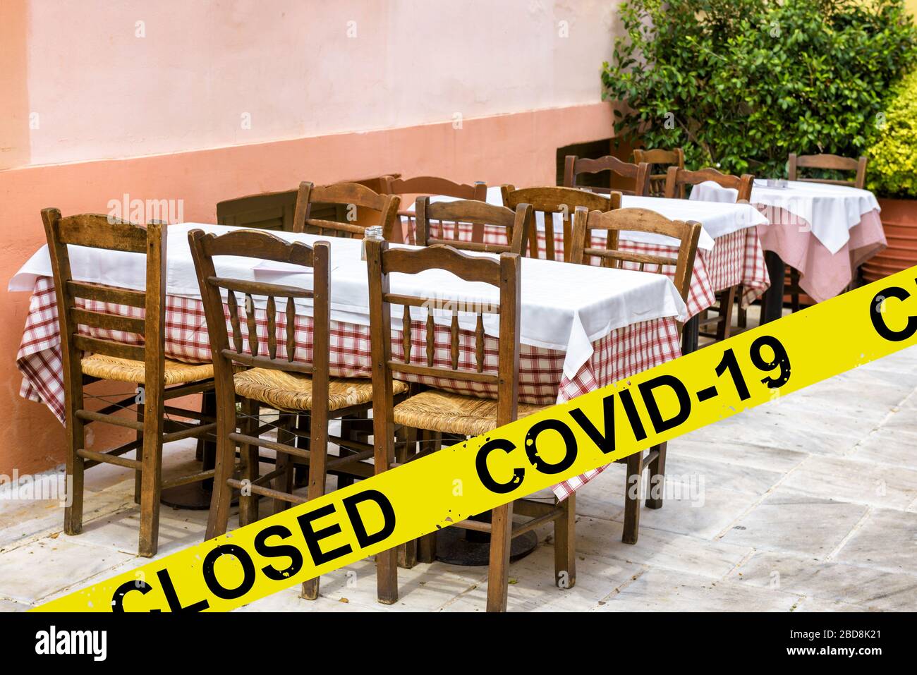 Il ristorante o la caffetteria della strada sono chiusi a causa del coronavirus COVID-19. SARS-cov-2 focolaio di virus corona, i paesi impongono quarantena e restrizioni o Foto Stock