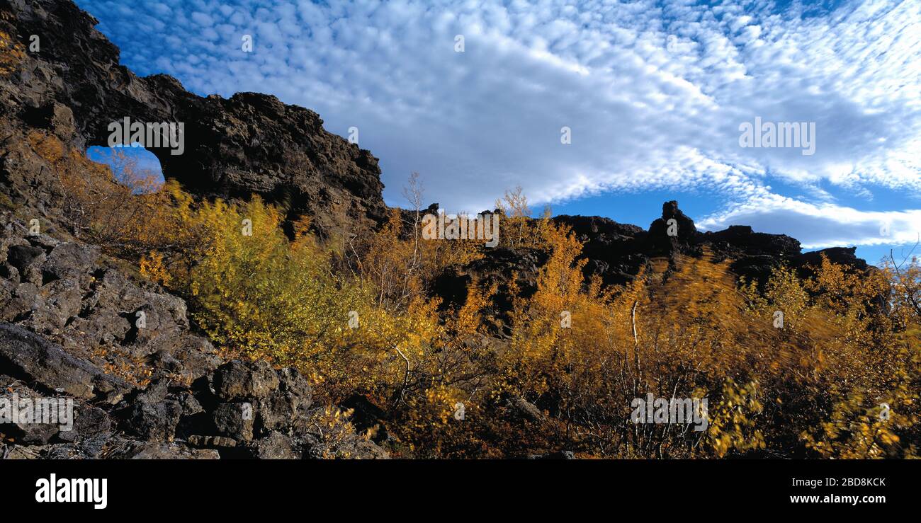 Campo lavico di Dimmuborgir nel nord dell'Islanda dal Lago Myvatn Foto Stock