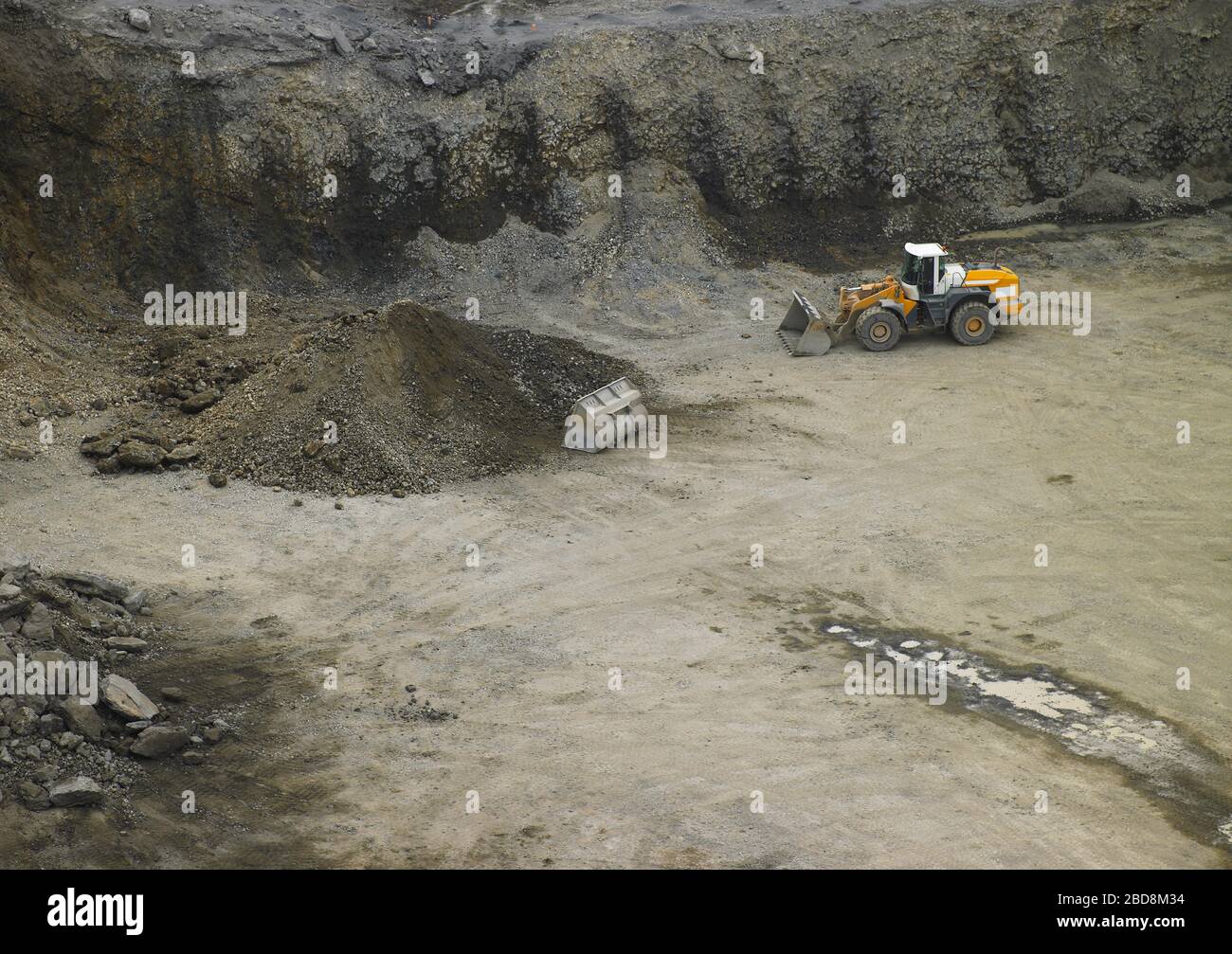 bulldozer / movimento terra che spinge il materiale in una cava Foto Stock