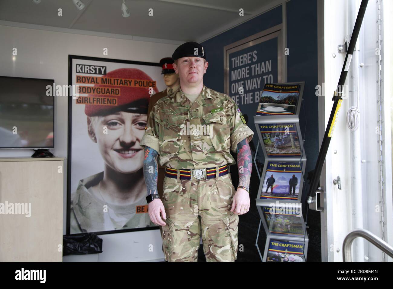 ein tätowierter englischer soldat gb grossbritanien polizia militare reale, tatuaggio Foto Stock