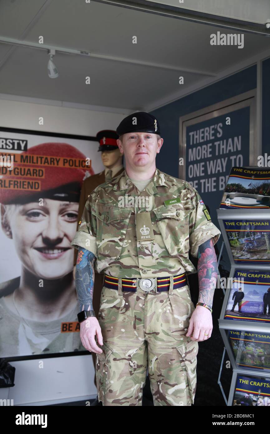 ein tätowierter englischer soldat gb grossbritanien polizia militare reale, tatuaggio Foto Stock