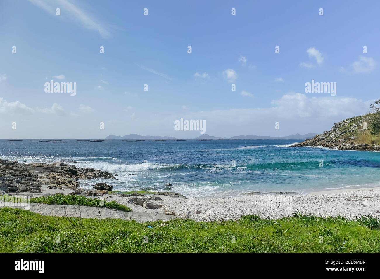 spiaggia a Cangas Pontevedra Spagna in primavera isole vista all'orizzonte Foto Stock