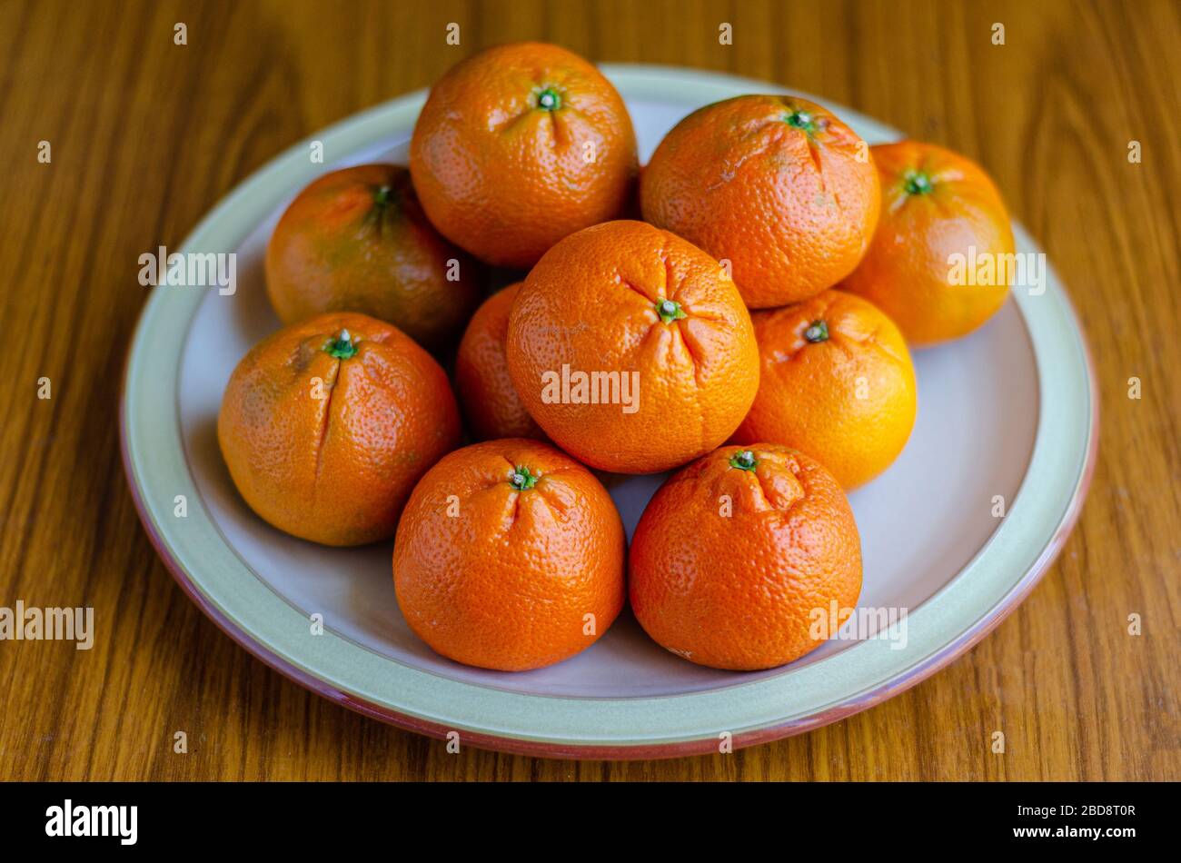 Frutta fresca di mandarino su un piatto in un colpo fermo di vita. Foto Stock