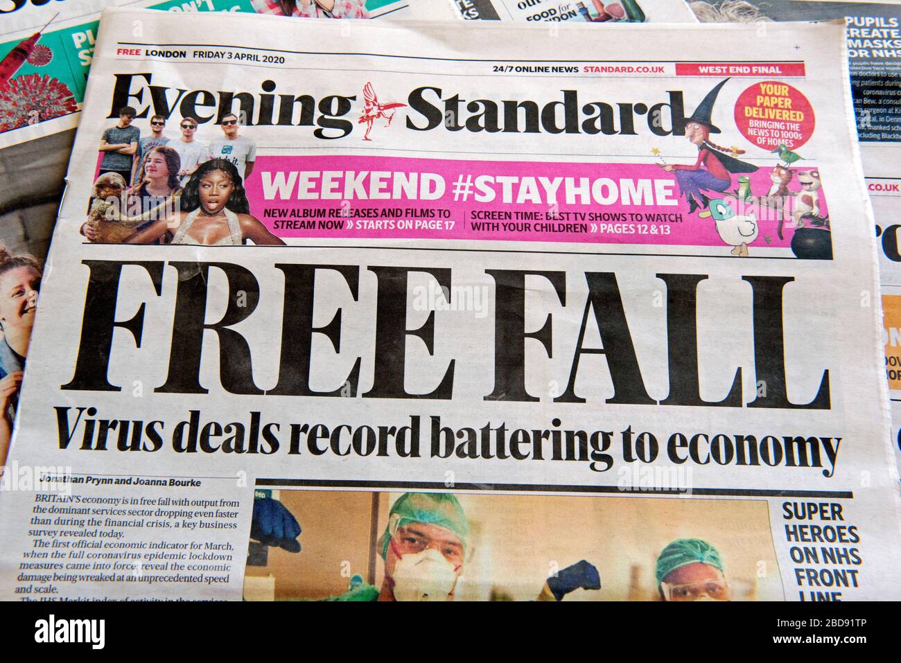Titoli del giornale standard della sera titolo di caduta libera come gli affari del virus battering all'economia durante la crisi di Coronavirus. Londra, Inghilterra, Gran Bretagna Foto Stock