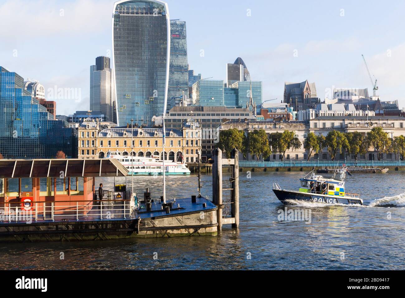 Un porto di polizia di londra davanti al molo di London Bridge City Foto Stock