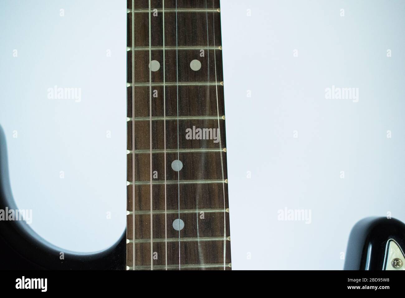 B String su chitarra elettrica che si sguaica su sfondo bianco Foto Stock
