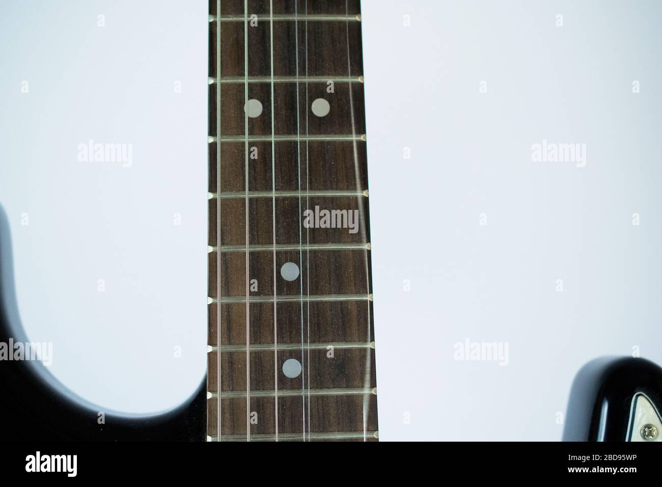 High e String su chitarra elettrica wiggling su sfondo bianco Foto Stock