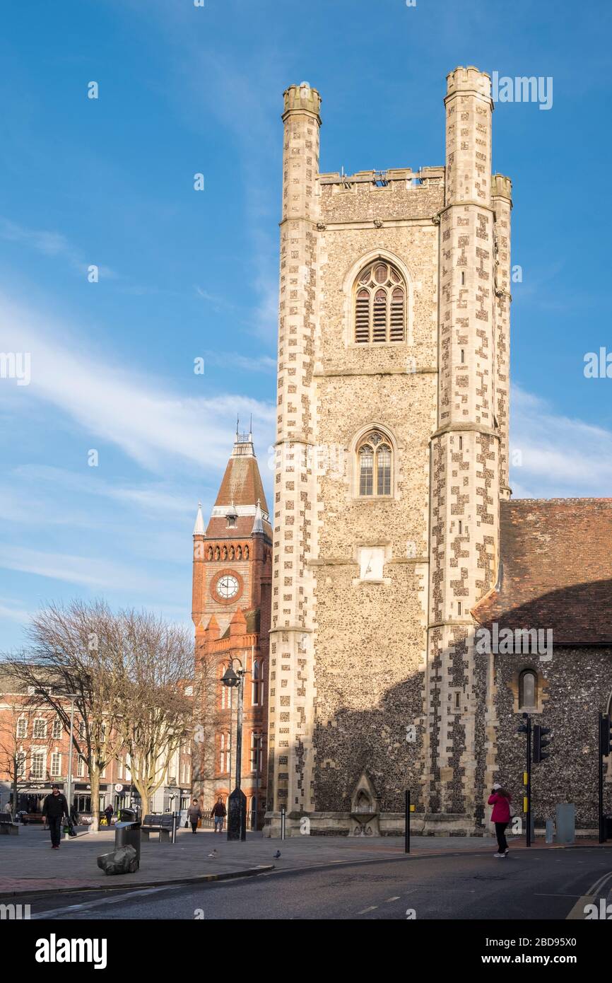 St Laurence's Church and Town Hall, Reading, Berkshire, Inghilterra, GB, Regno Unito Foto Stock