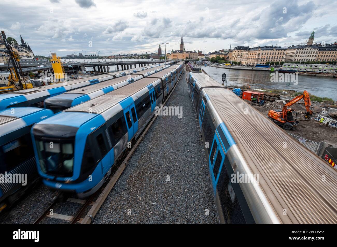 Treni della metropolitana SL sopra il suolo a Stoccolma, Svezia, Europa Foto Stock
