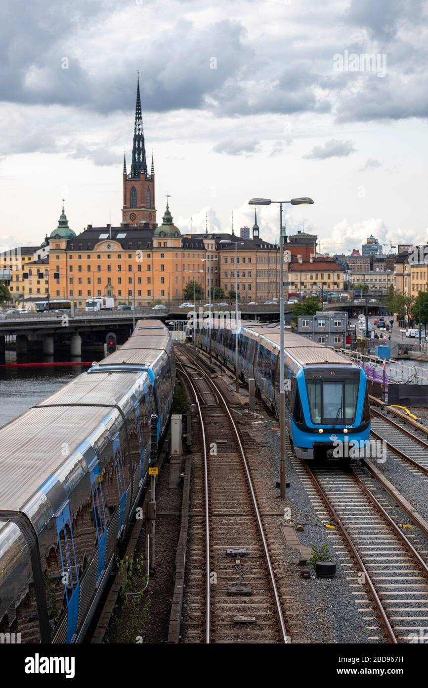 Treni della metropolitana SL sopra il suolo a Stoccolma, Svezia, Europa Foto Stock
