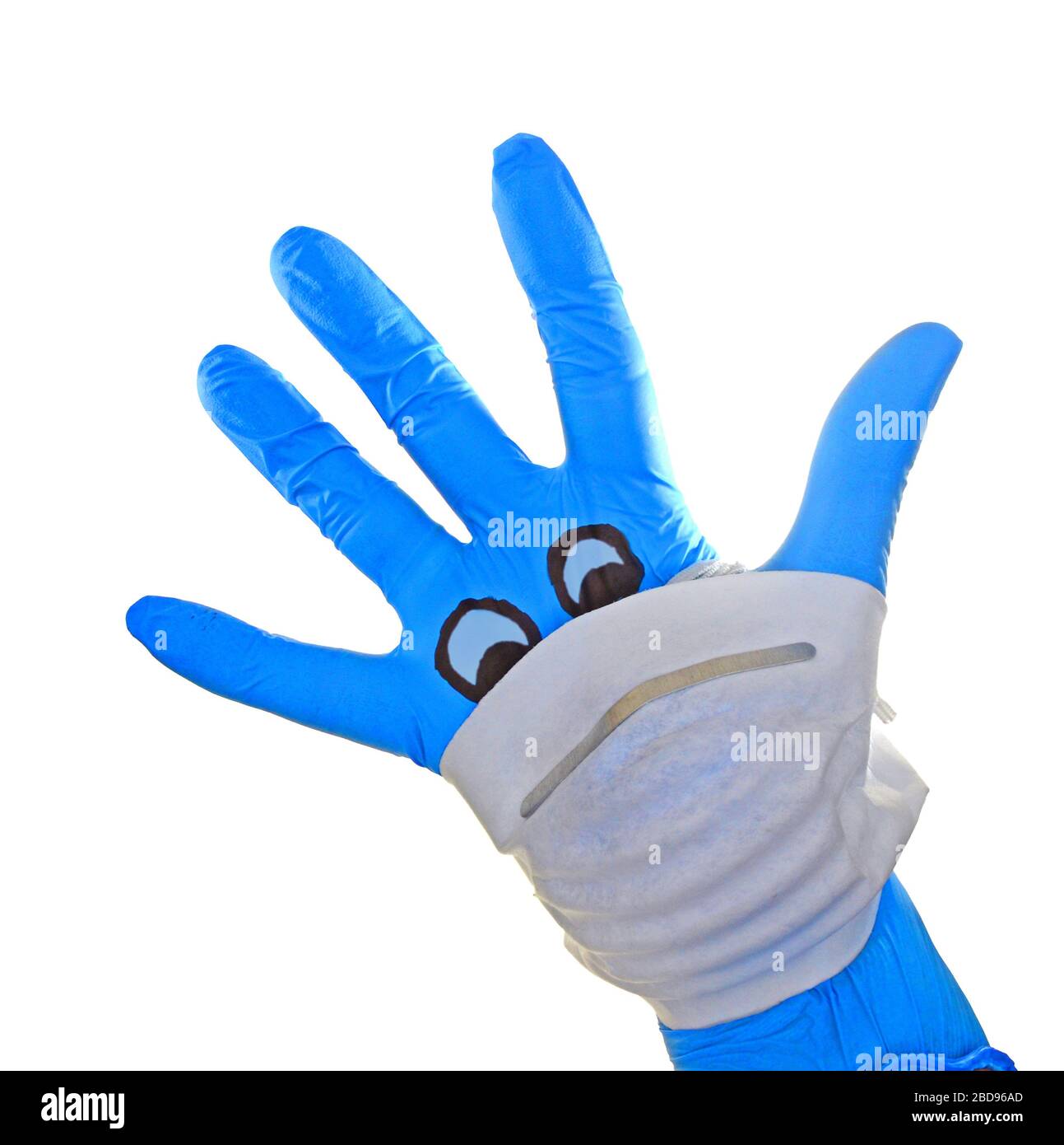 Mano con guanto chirurgico Blue con una maschera facciale raffigurante un viso con riferimento alla protezione medica contro il virus corona , covid 19. Foto Stock