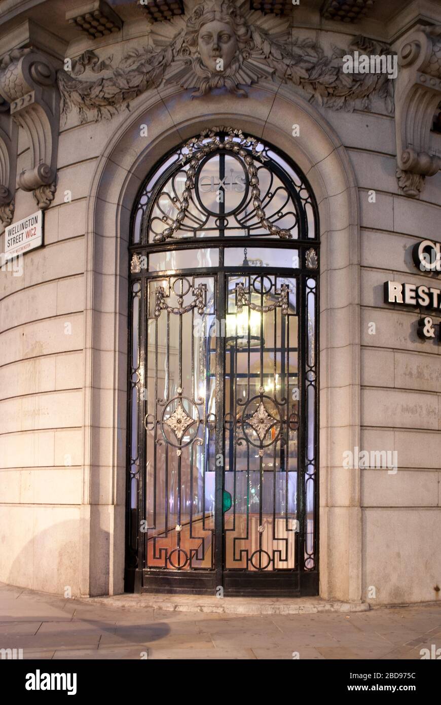 Architettura edoardiana 1900 luci notturne illuminate One Aldwych, Londra WC2B di Mewes e Davis Foto Stock