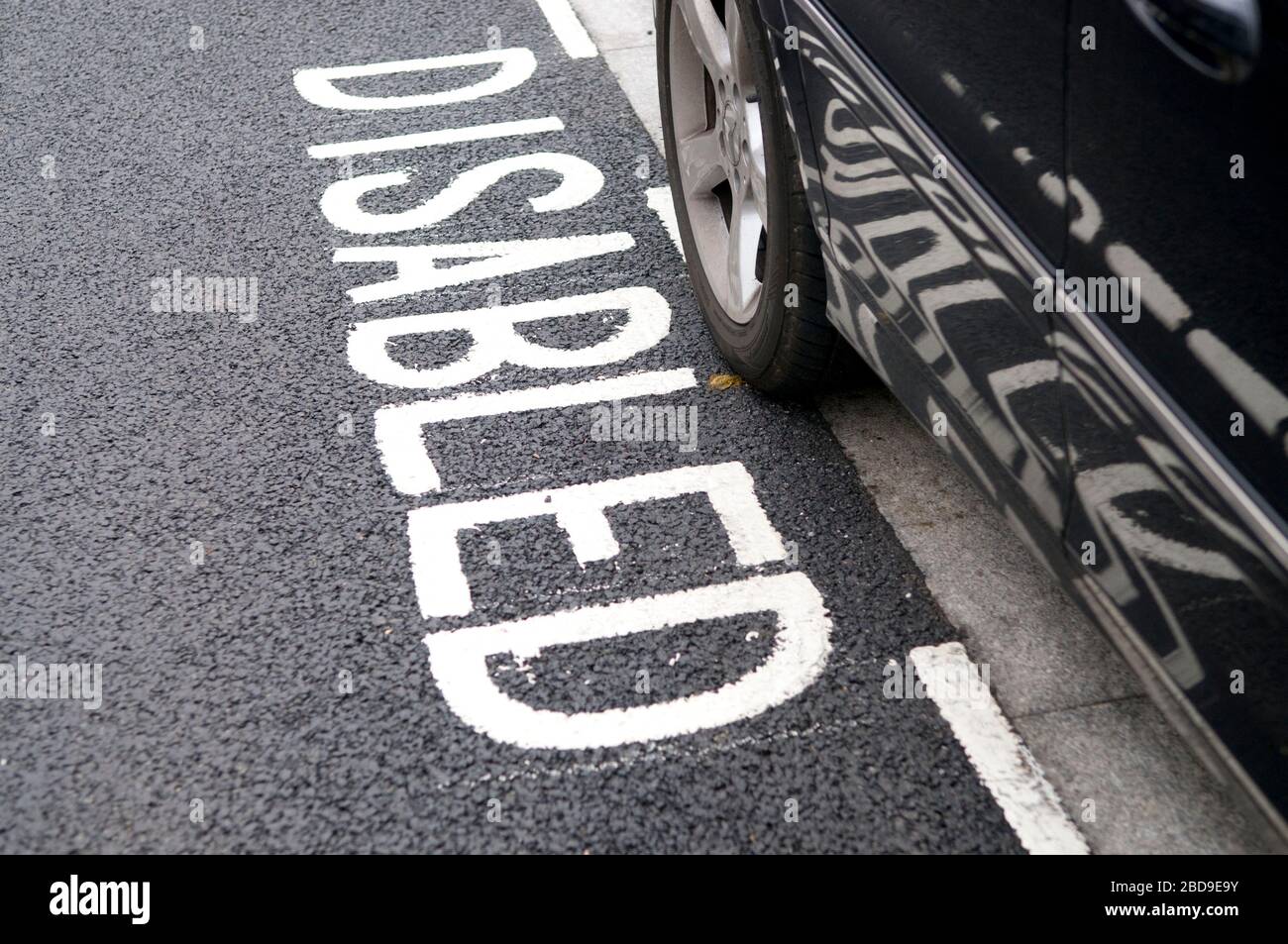 Parcheggio per disabili presso la Great Suffolk Street Shopping Parade Foto Stock