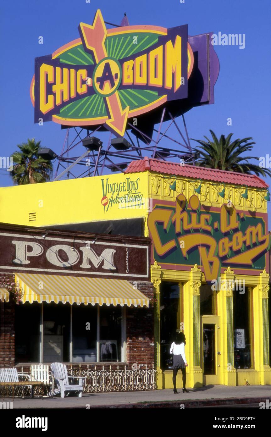 Elegante un simbolo Boom e vernice giallo brillante sulla parte esterna del negozio che vende giocattoli vintage e pubblicità su Melrose Ave. A Los Angeles, CA Foto Stock