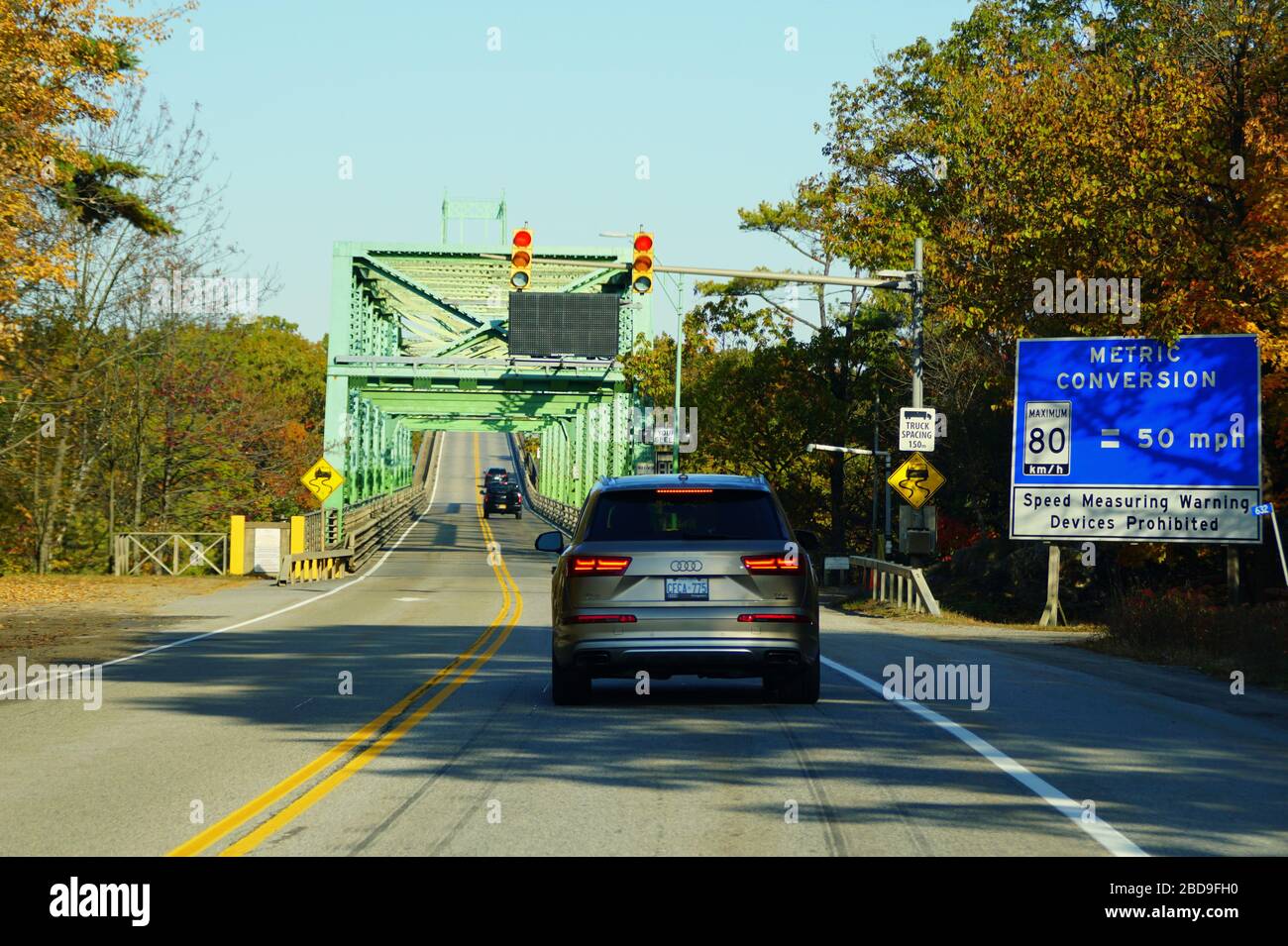 Ontario, Canada - 27 ottobre 2019 - la vista del traffico in migliaia Islands Bridge che attraversa il fiume San Lorenzo Foto Stock