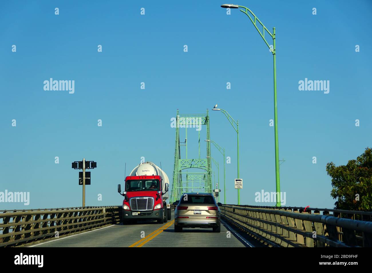 Ontario, Canada - 27 ottobre 2019 - la vista del traffico sul ponte delle migliaia di isole che attraversa il fiume San Lorenzo Foto Stock