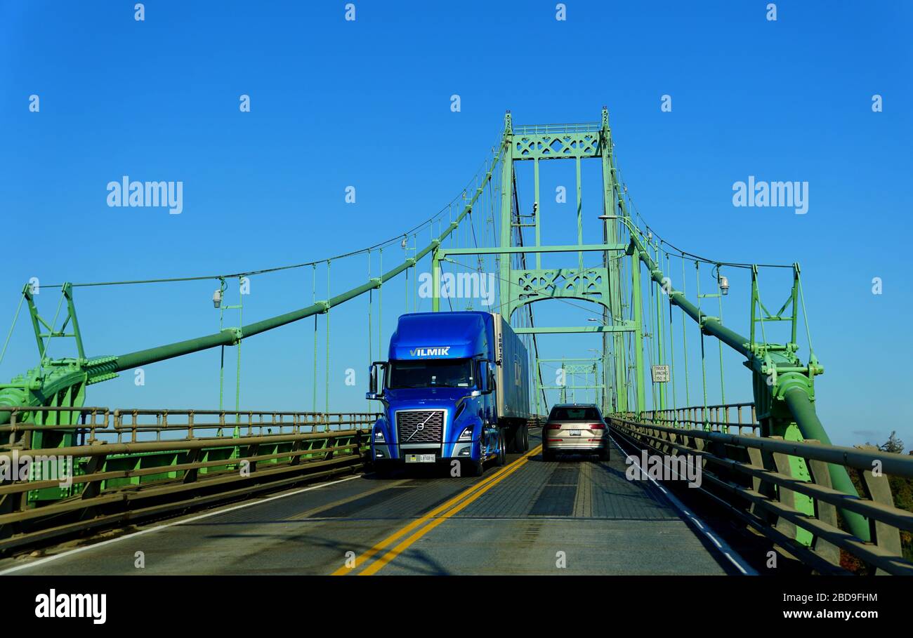 Ontario, Canada - 27 ottobre 2019 - la vista del traffico sul ponte delle migliaia di isole che attraversa il fiume San Lorenzo Foto Stock