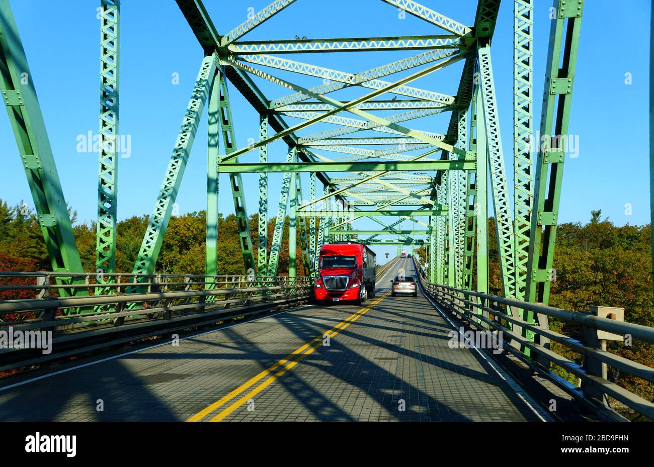 Ontario, Canada - 27 ottobre 2019 - la vista del traffico sul ponte delle migliaia di isole che attraversa il fiume San Lorenzo Foto Stock